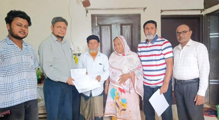শহীদ কাইয়ুমের পরিবারকে আমন্ত্রণ জানাতে সাভারে কুবি প্রশাসন 